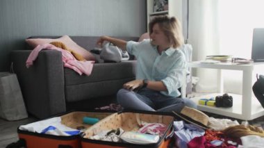 Hoşlandığı kıyafetleri arayan hoşnutsuz bir kız.