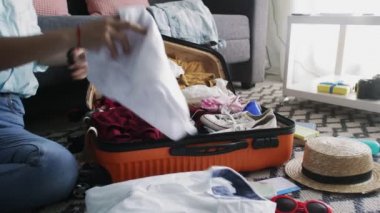 Seyahat eden kadın valizini topluyor, yolculuk için hazırlanıyor, tatil için bavullarını hazırlıyor. Giysileri çantaya koymak. Yaz macerası için hazırlık. Özgürlük, yaşam tarzı, turizm konsepti