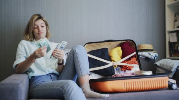 Mujer feliz cuenta el dinero y piensa en sus futuras vacaciones — Vídeo de stock