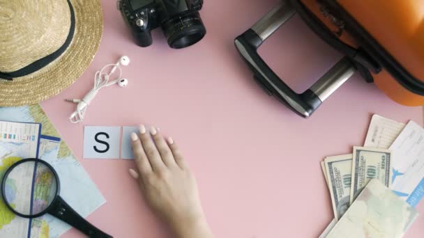 Manos de vista superior que ponen en la palabra de escritorio rosa VERANO — Vídeo de stock