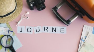 Üst görünüm eller pembe masa üzerinde uzanan kelime JOURNEY