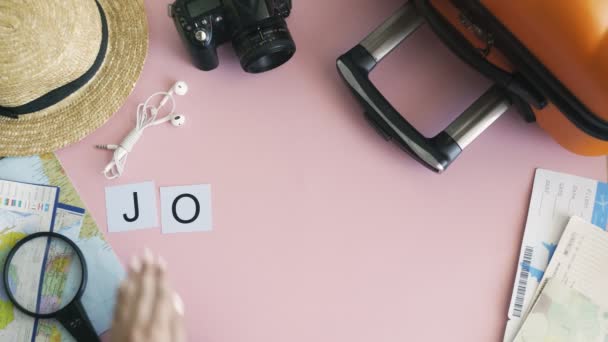 분홍색 책상 단어 JOURNEY 위에 누워 있는 맨 위 사진 손 — 비디오