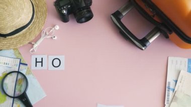 Üst görünüm eller pembe masa üzerinde uzanan kelime Holiday