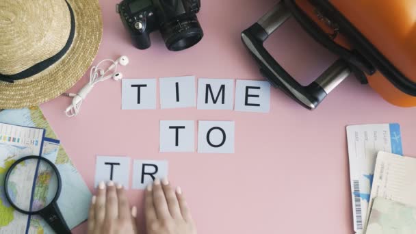 분홍색 책상 위에 누워 있는 맨 위의 손을 볼 수있는 시간 여행 — 비디오