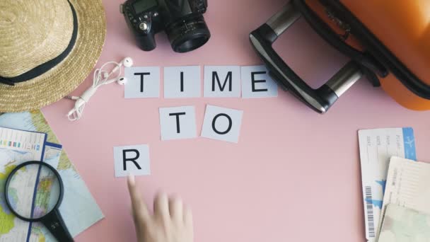 Hände von oben, die auf dem rosafarbenen Schreibtisch das Wort TIME TO REST auflegen — Stockvideo