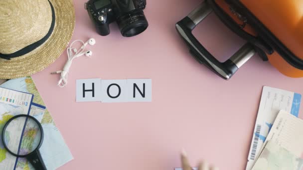 Mani vista dall'alto posa sulla parola scrivania rosa HONG KONG — Video Stock