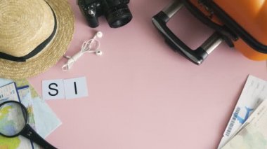Üst görünüm elleri pembe masa üzerinde uzanan kelime SINGAPORE