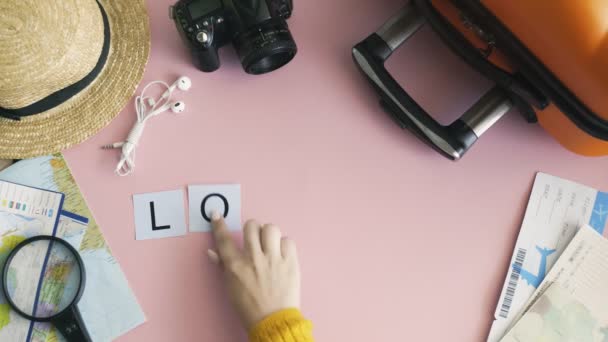 Manos de vista superior que ponen en la palabra de escritorio rosa LONDRES — Vídeo de stock