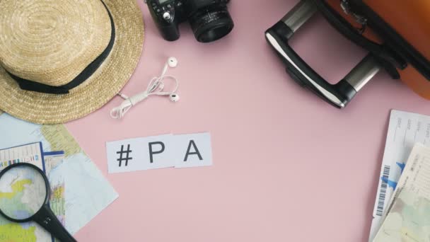 Manos de vista superior colocadas en rosa palabra de escritorio PARIS — Vídeos de Stock