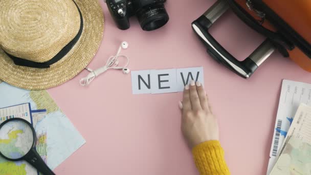 Top view hands laying on pink desk word NEW YORK — Stock Video