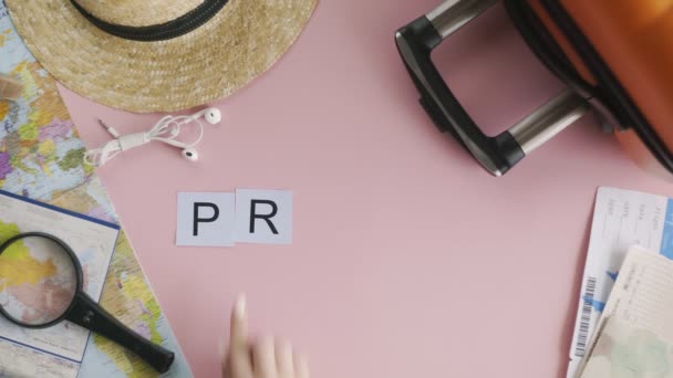 Top view kezét feküdt rózsaszín íróasztal szó PRAGUE — Stock videók