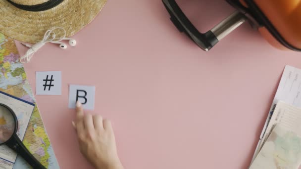 Ovanifrån händer på rosa skrivbord ord BERLIN — Stockvideo