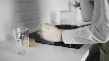 Doğal organik süt pişir, sütü tencerede kaynat, sütü tavaya dök.