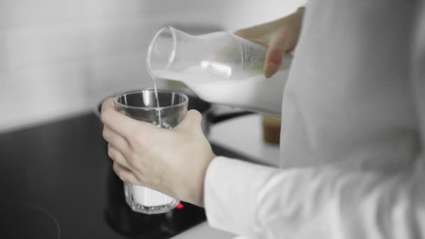 Natürliche Bio-Milch kochen, Milch in Töpfen kochen, Milch in eine Pfanne gießen — Stockvideo