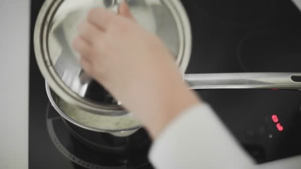 Preparazione e Mescolare Farina d'Avena in padella sul fornello della cucina — Video Stock