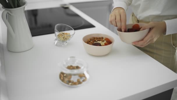 陶瓷碗燕麦粥与香蕉，枣，干杏仁，坚果。健康的早餐和饮食. — 图库视频影像