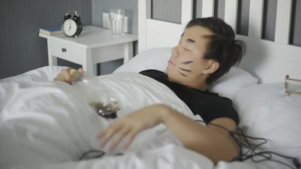 Betrunkener mit Kopfschmerzen wacht nach nächtlicher Party auf, Chaos im Zimmer, Kater — Stockvideo