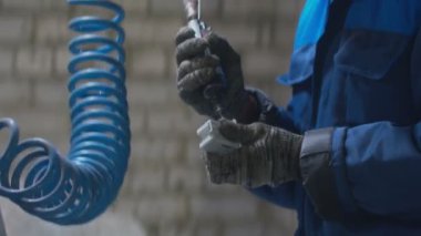Bir fabrikada geri dönüşüm için elektronik atık sökücü.