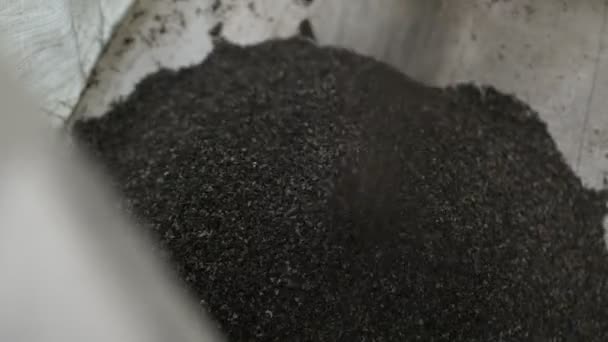 Un montón de virutas de metal. Chips de acero cayendo. Residuos de producción . — Vídeos de Stock