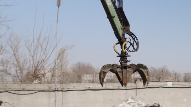 Garras del brazo móvil mecánico en el desguace — Vídeo de stock