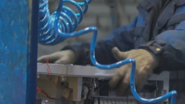 Lixo eletrônico desmontar para reciclagem em uma fábrica . — Vídeo de Stock