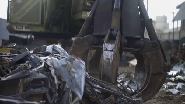 Şehir çöplüğündeki atıkları toplayan mekanik kollu bir makine. — Stok video