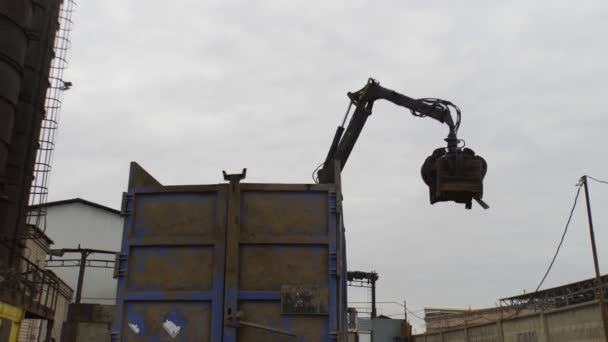 Claws of mechanical moving arm in scrapyard — Stock Video