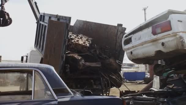 Il camion della discarica pieno di rottami metallici — Video Stock