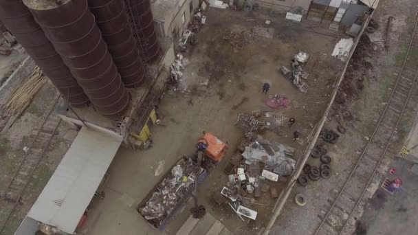 Vuelo aéreo sobre un almacén industrial para el reciclaje y eliminación de chatarra vieja . — Vídeos de Stock