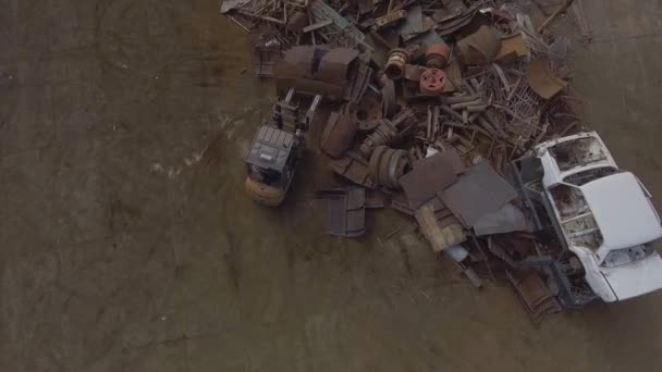 Vol aérien au-dessus de la machine avec prise de bras mécanique vieille voiture — Video