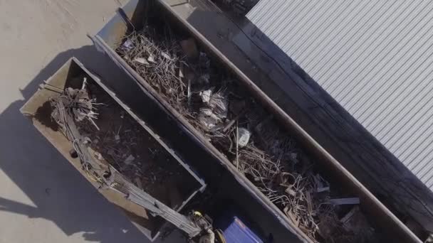 Luchtvlucht boven klauwen van mechanische bewegende arm in de sloperij — Stockvideo