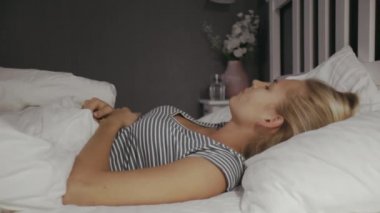 Genç bir kadın gece yatakta yatıyor. Güzel sarışın, uyuyan kız. Kadın kötü bir rüya görüyor.