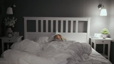 Korkmuş kadın kabustan sonra uyanıyor ve kameraya bakıyor.