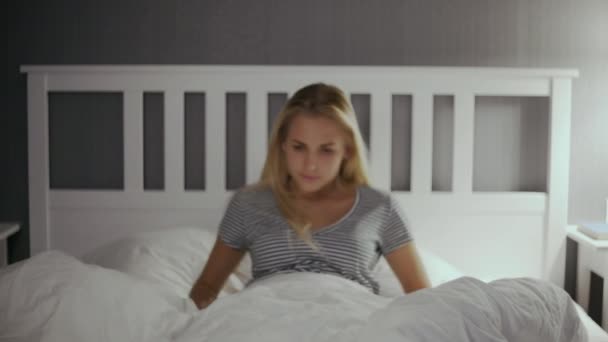 Yound vrouw wakker en kijk naar de smartphone — Stockvideo