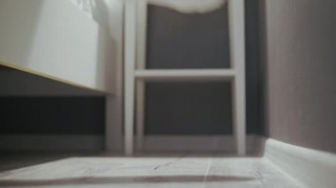 Kadın çoraptır, yataktan kalkıp dışarı çıkar.