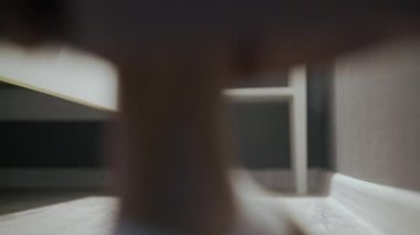 Kadın sarı terliklerini çıkarıp uykuya dalıyor.