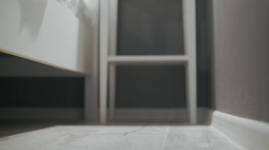 Kadın gri terliklerini çıkarıp uykuya dalıyor.
