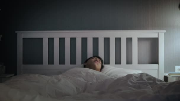 A fickó felébred egy rémálom után, szörnyű álom. Éjszakai nézet — Stock videók