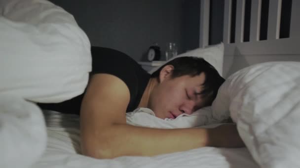 집에서 침대에 누워 잠을 자고 있는 젊은 아시아인을 가까이 서 본 모습. — 비디오