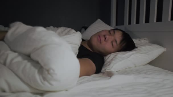 A fickó felébred egy rémálom után, szörnyű álom. Éjszakai nézet — Stock videók