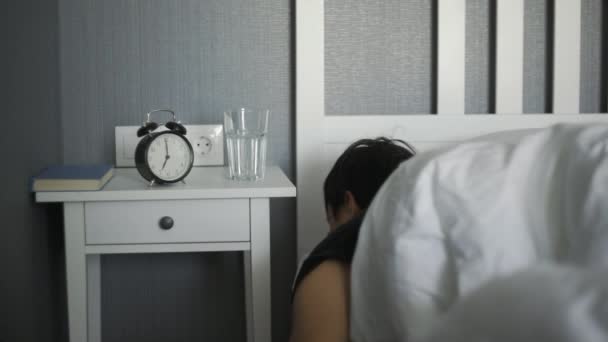 Hombre sediento despertando y bebiendo agua en la cama en casa — Vídeos de Stock