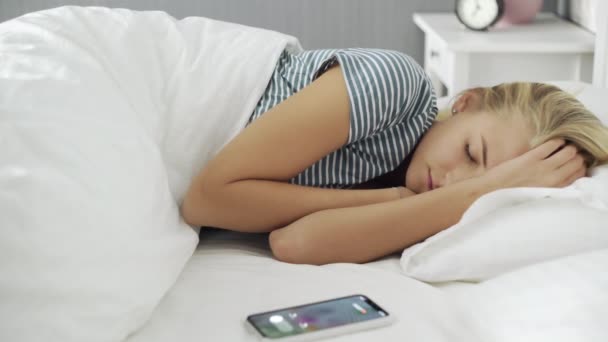 Jeune belle femme a été réveillée par un appel téléphonique le matin, mais retourner dormir à nouveau — Video