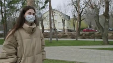 Coronavirus COVID-19 Salgın Salgın Covid-19 Coronavirus Korunması sırasında boş bir şehrin merkezinde yürüyen güzel bir kadın.