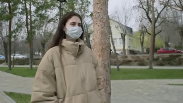 Άρρωστη γυναίκα με ιατρική μάσκα βήχει στο κέντρο μιας άδειας πόλης Κατά τη διάρκεια του Coronavirus COVID-19 Επιδημική Πανδημία Covid-19 coronavirus προστασία — Αρχείο Βίντεο