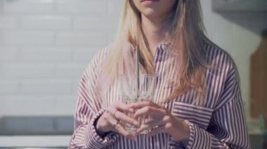 Plastik pipet yerine metal pipet kullanan çekici bir kadın.