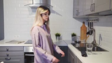 Çekici bir kadın plastik pipet yerine bambu pipet kullanıyor.