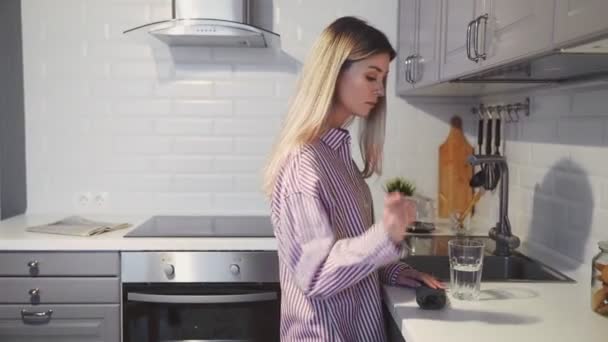Aantrekkelijke vrouw met een metalen rietje in plaats van plastic rietje — Stockvideo