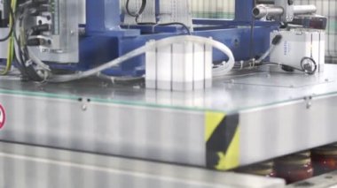 Domates ve salatalık saklıyorum. Fabrika deposunda domatesli cam kavanozları ve salatalıkları kapat.