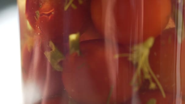 Conservación de tomates. Primer plano de frascos de vidrio con tomates en el almacenamiento de fábrica — Vídeos de Stock