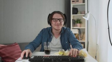 Video oyunu oynayan heyecanlı genç adam. Çok mutlu bir adam video oyunu kazanıyor